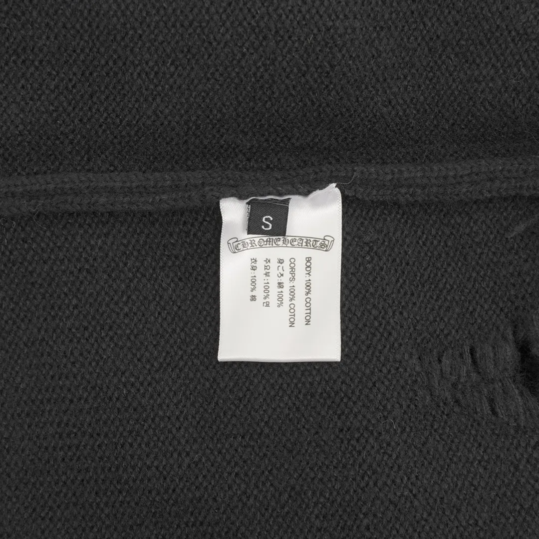 P540 Chrome Hearts CH Chrome Hearts 25ss embroidered disc Sanskrit cross hole knitted sweater pullover. It is a very popular style. It is the same for men and women. It is matched with black and white. It looks good in real life. It looks good on the upper body. It looks good in daily wear. It is even more photogenic. It’s hard not to buy it. Buy it for me!!! Believe me, no one can refuse such a machine-length Chrome Hearts jacket. It has expanded the version based on the old version. The upper body is loose and stylish, and the hem is expanded to a casual design. Fat people look extremely slim, thin people have limited height and high-end. Ten thousand yuan ZP printing, 1:1 perfect restoration, looks good when worn alone or stacked, can be easily controlled by both men and women. If you care more about quality, you must also respect the price. It is completely different from the thin see-through bottoms and junk products on the market that pill when worn. If the style makes you shine at a glance, then quality is what you should pay more attention to. Compared with price, we focus on quality. Customers who have received my products all know it. ️️️ Sweaters on the market are generally made of bract core yarn. We use modal. The advantages over core-spun yarn are very intuitive: high cost, high price, high density, relatively expensive for developers, and let us make a lot less money. In addition, it is delicate, has no scum on the upper body, resists pilling, and is high-end. We are conscientious sellers and do not use core-spun yarn. Apart from being cheap, core-spun yarn is really useless. It shrinks, pills, hooks, and makes people pierced. He is proficient in everything. It is 2024. Who doesn’t want to look decent when they go out? Quality determines the upper body effect. No matter how bad the quality, the best style is still the temperament of the urban-rural fringe. We only do long-term business. Quality determines character. Take it back and wear it with confidence and wash it. The quality of the pattern will definitely make your eyes shine. We only make the right version of high quality. We make high-end hard goods. Reject junk goods and reject fast food. Conscientious quality and conscientious price. You deserve it!  Color: Black Beige Gray Size: S-L